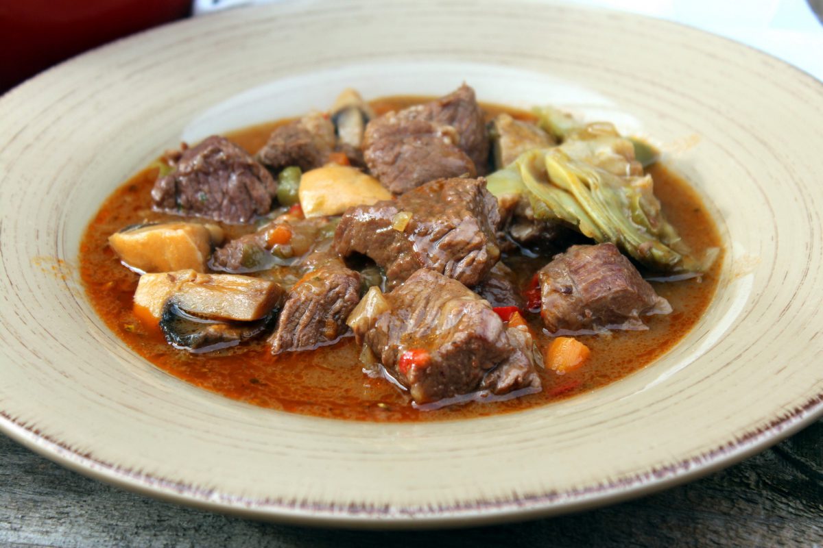 Guiso de carne con alcachofas y champiñones