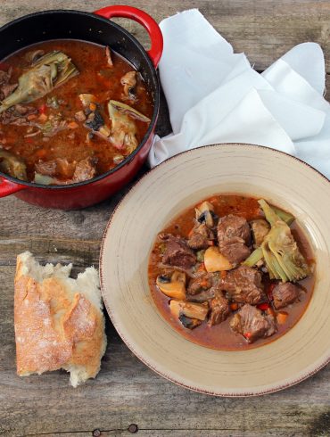 Guiso de carne con alcachofas y champiñones