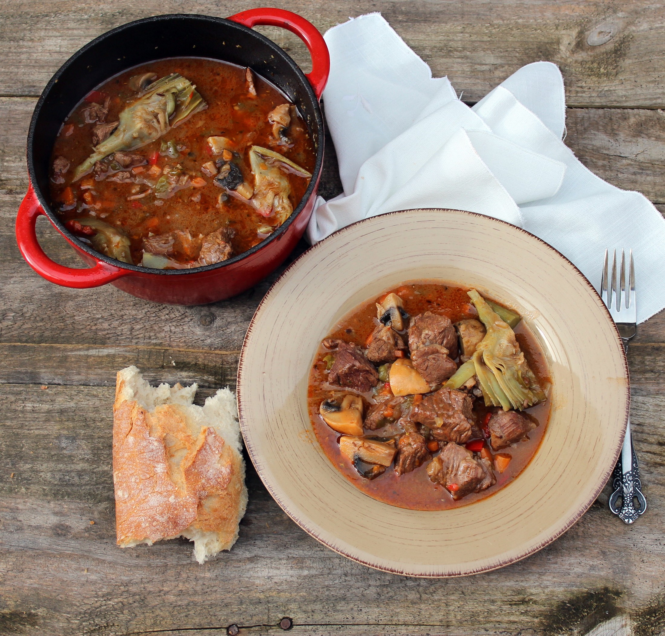 Guiso de carne con alcachofas y champiñones