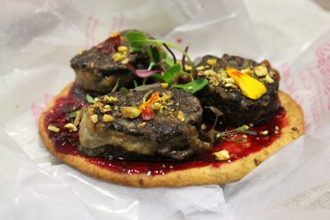 Pizza de morcilla y mermelada de ciruelas rojas con tortas de aceite Inés Rosales