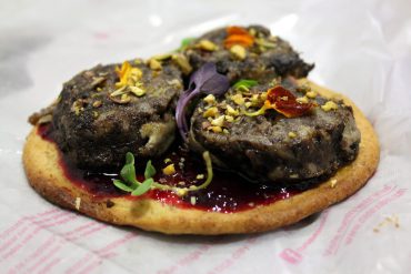 Pizza de morcilla y mermelada de ciruelas rojas con tortas de aceite Inés Rosales