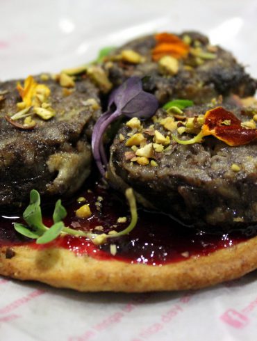 Pizza de morcilla y mermelada de ciruelas rojas con tortas de aceite Inés Rosales