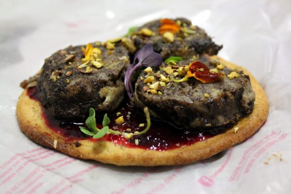 Pizza de Inés Rosales con morcilla y mermelada de ciruelas rojas