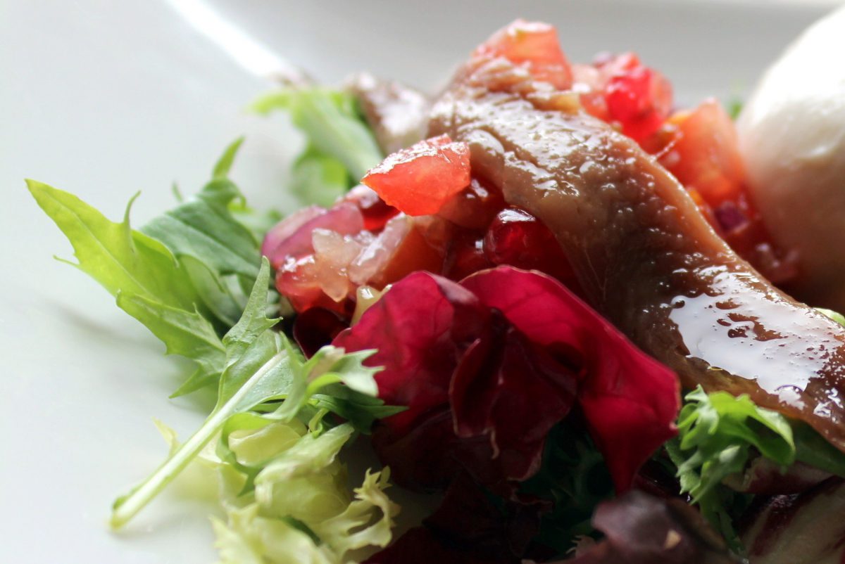 Tartar de tomate y granada con anchoa