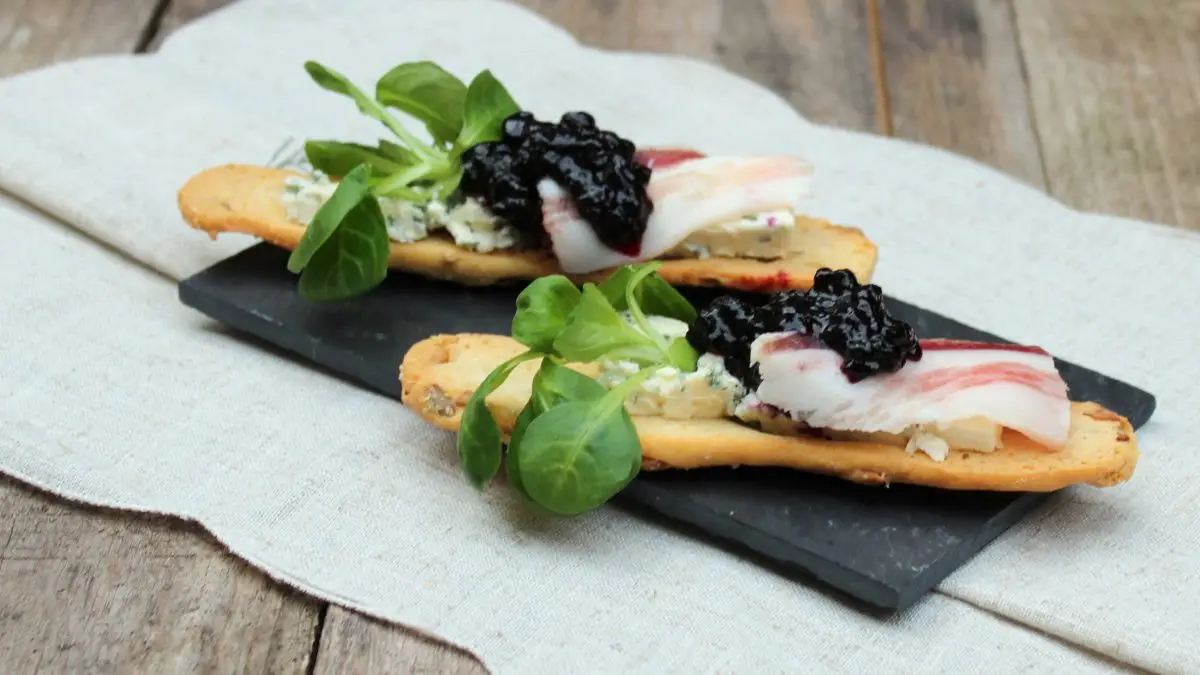 Tostas de Queso Azul (2) Tostas de Queso Azul con Panceta Ibérica y Mermelada de Arándanos
