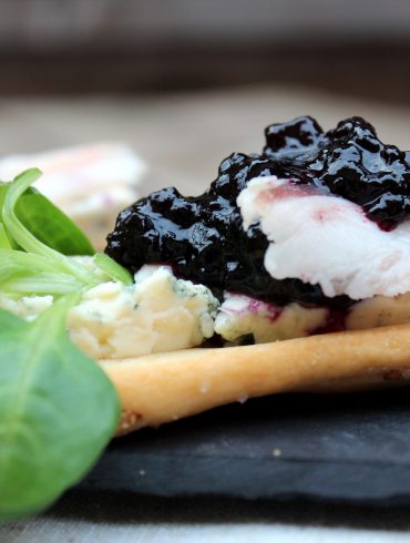 Tostas de Queso Azul con Panceta Ibérica y Mermelada de Arándanos