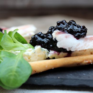 Tostas de Queso Azul con Panceta Ibérica y Mermelada de Arándanos