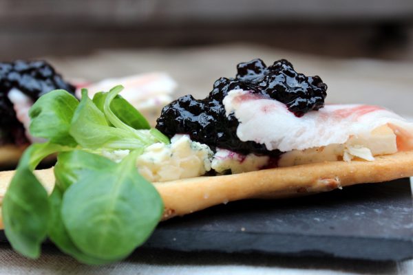 Tostas de Queso Azul, panceta y mermelada de arándanos