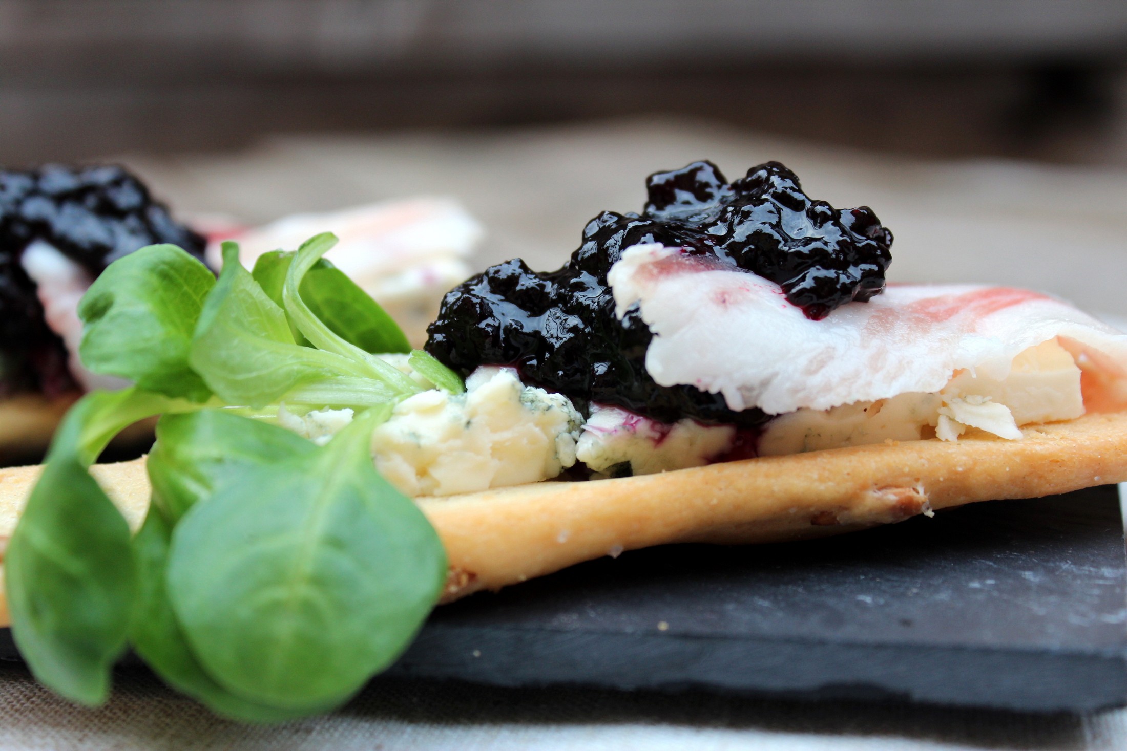 Tostas de Queso Azul con Panceta Ibérica y Mermelada de Arándanos