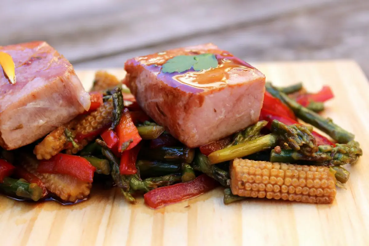 Atún con verduras salteadas a la plancha (6) Atún con verduras salteadas