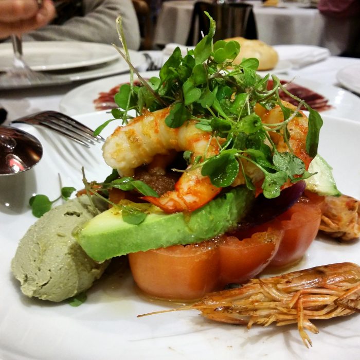 Ensalada de tomate de Tudela de Duero, cebolla roja, langostino salvaje, aguacate y orégano