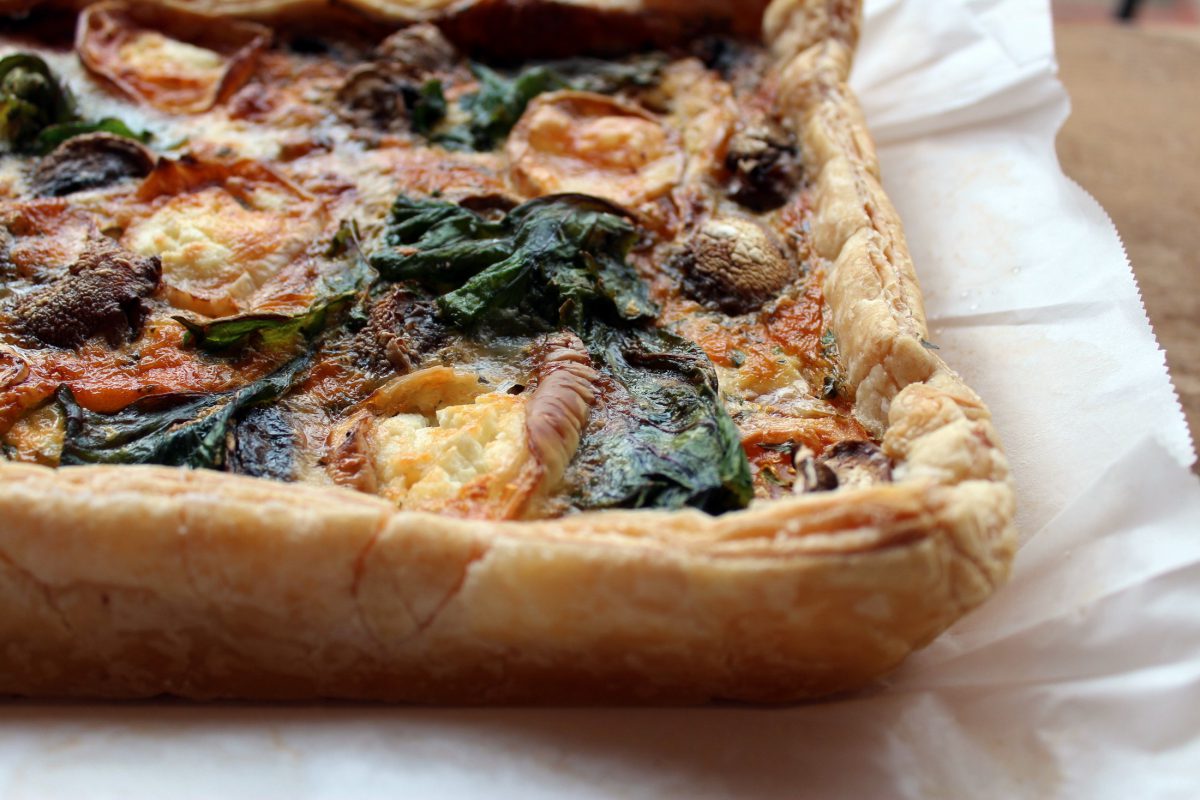 Pastel de tomate, champiñones, kale y queso de cabra