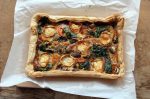 Pastel de tomate, champiñones, kale y queso de cabra Pastel de tomate, champiñones, kale y queso de cabra
