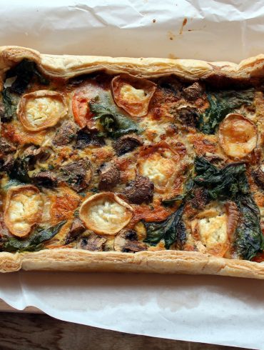 Pastel de tomate, champiñones, kale y queso de cabra