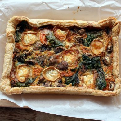 Pastel de tomate, champiñones, kale y queso de cabra