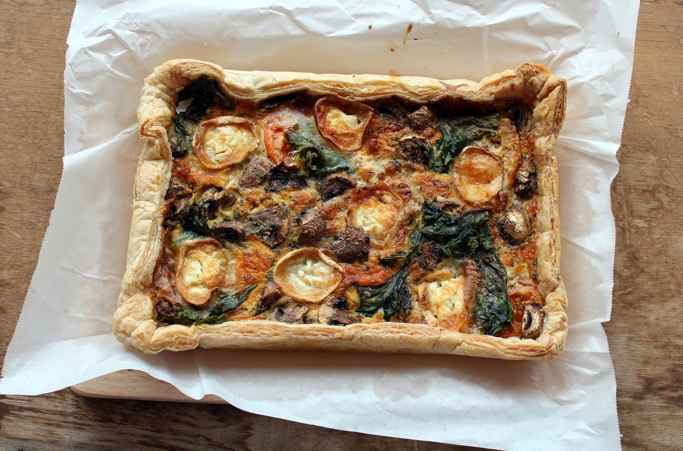 Pastel de tomate, champiñones, kale y queso de cabra