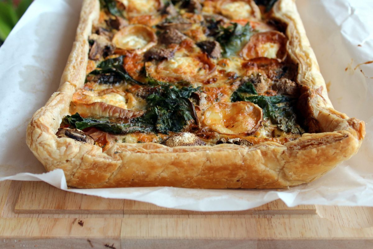 Pastel de tomate, champiñones, kale y queso de cabra