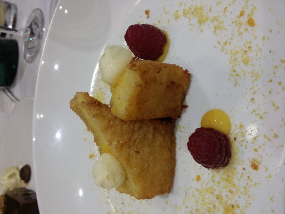 Torrija especiada de los monjes con fruta de la pasión y merenguitos cítricos