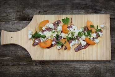 Ensalada de anchoas con queso Afuega'l Pitu y albaricoques