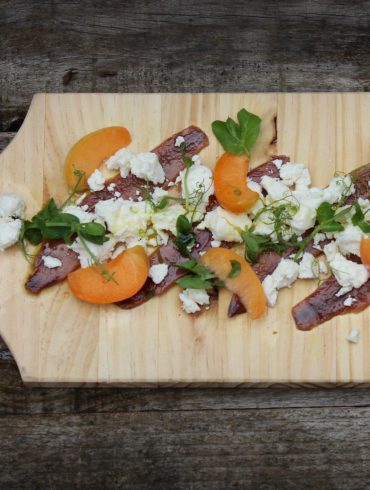 Ensalada de anchoas con queso Afuega'l Pitu y albaricoques