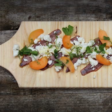 Ensalada de anchoas con queso Afuega'l Pitu y albaricoques