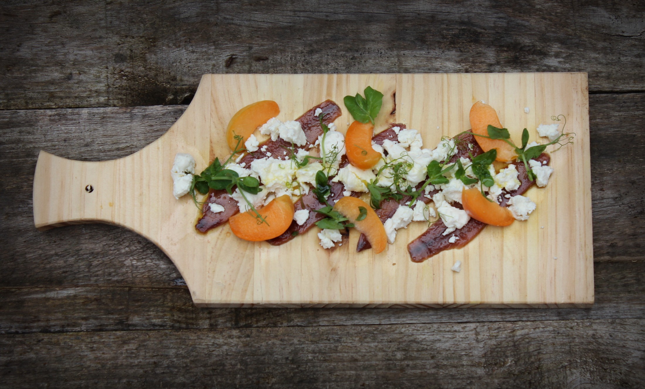 Ensalada de anchoas con queso Afuega'l Pitu y albaricoques