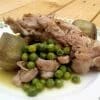 Chuletas de pavo guisadas con guisantes y alcachofas