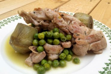 Chuletas de pavo guisadas con guisantes y alcachofas