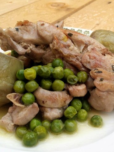 Chuletas de pavo guisadas con guisantes y alcachofas