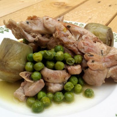 Chuletas de pavo guisadas con guisantes y alcachofas