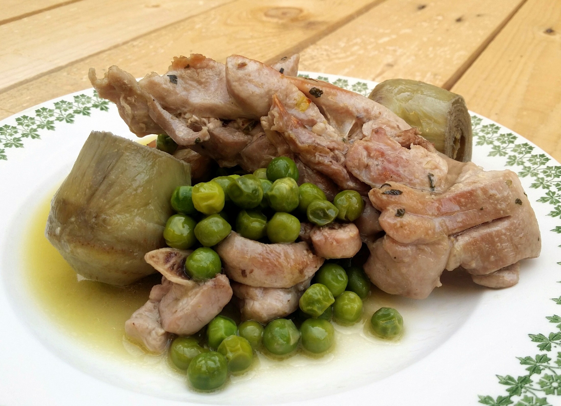 Chuletas de pavo guisadas con guisantes y alcachofas