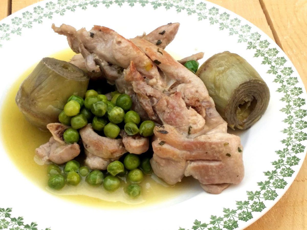 Chuletas de pavo guisadas con guisantes y alcachofas