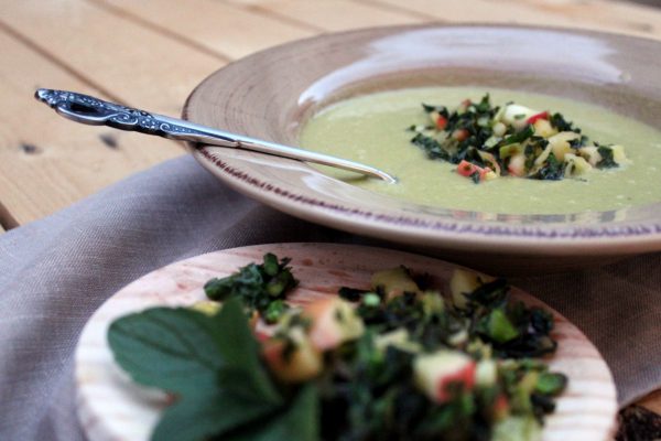 Crema de espárragos trigueros, apio y kale