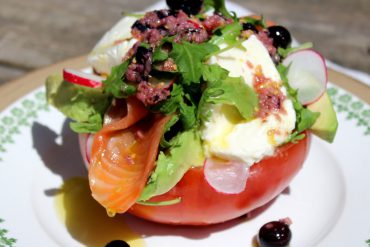 Ensalada de tomate, salmón, mozzarella y aguacate