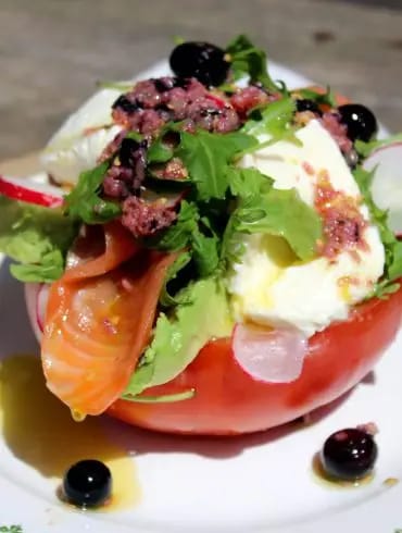 Ensalada de tomate, salmón, mozzarella y aguacate