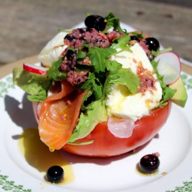 Ensalada de tomate, salmón, mozzarella y aguacate