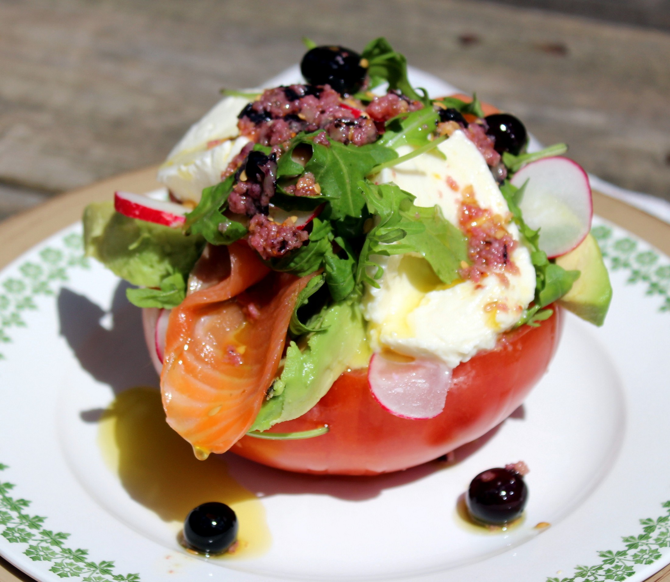 Ensalada de tomate, salmón, mozzarella y aguacate