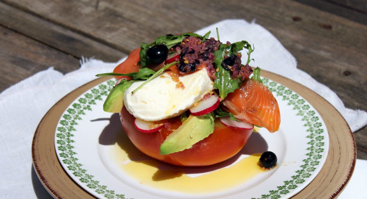 Ensalada de tomate, salmón, mozzarella y aguacate