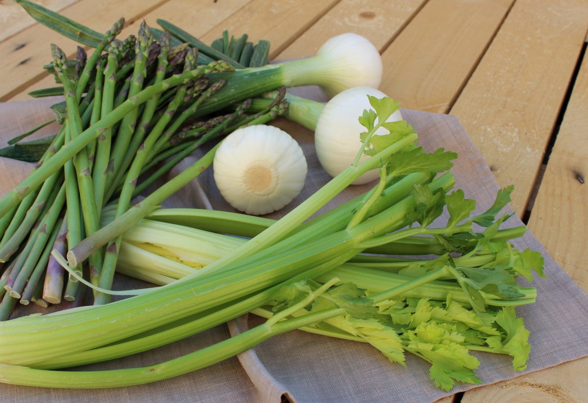 Ingredientes crema de apio, esparragos y kale