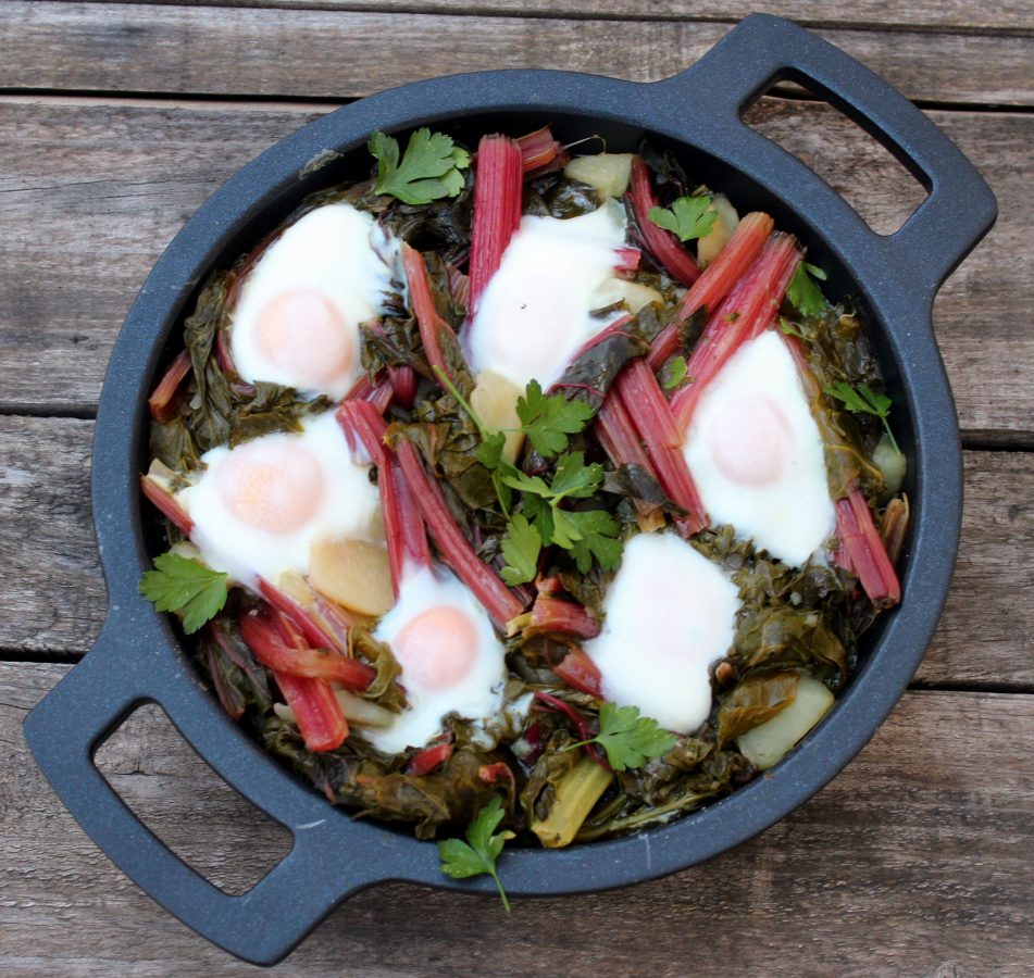 Acelgas rojas con patatas y huevos al horno