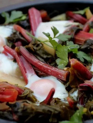 acelgas rojas con huevos al horno