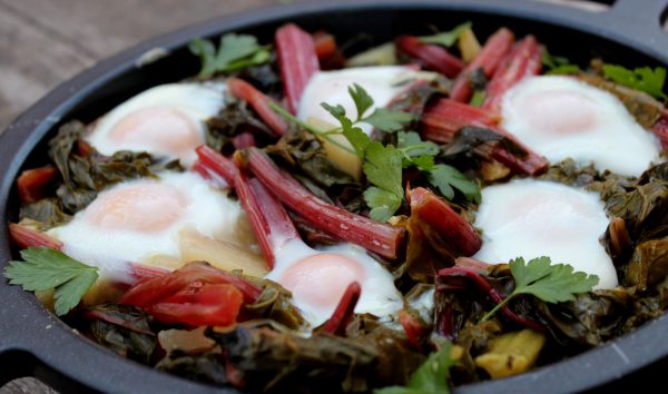 Acelgas rojas con patatas y huevos al horno