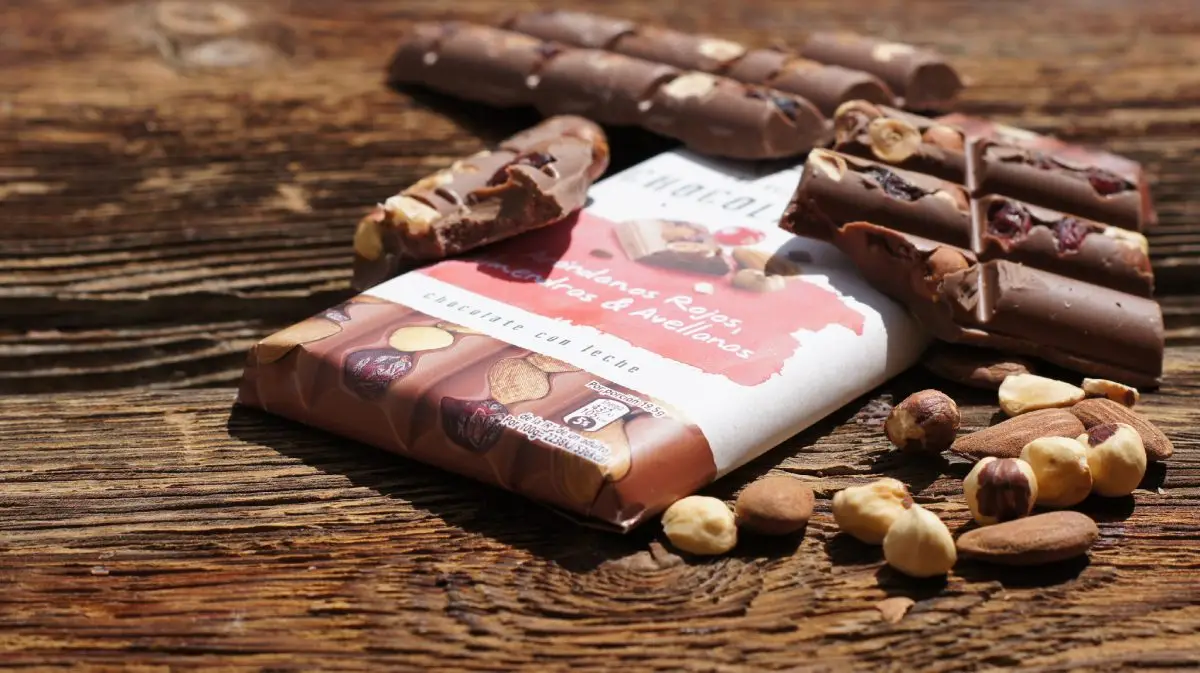 Chocolate con leche con arándanos rojos, almendras y avellanas (3) Chocolate con leche con arándanos rojos, almendras y avellanas (3)