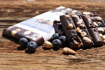Chocolate negro con arándanos azules, almendras y avellanas (3)