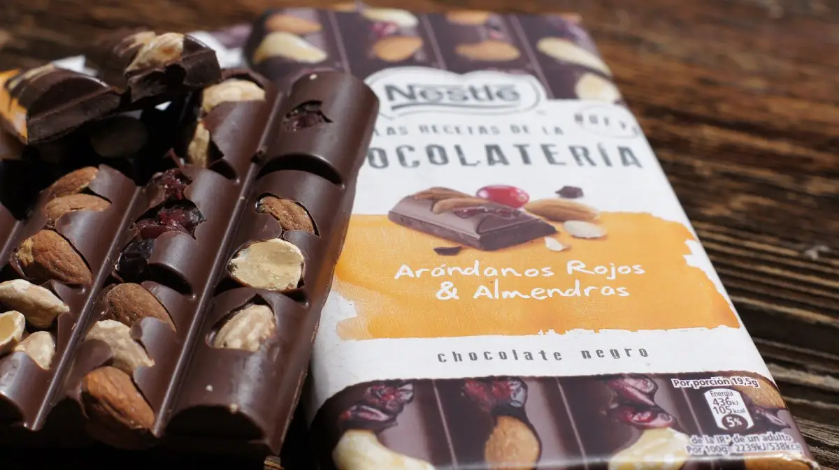 Chocolate negro con arándanos rojos y almendras (2) Chocolate negro con arándanos rojos y almendras (2)