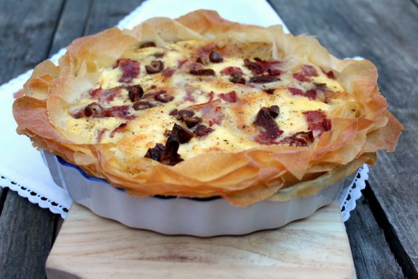 Pastel de pasta philo con queso de cabra, beicon y dátiles