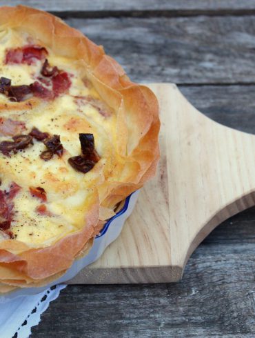 pastel de pasta philo con rulo de cabra, beicon y dátiles