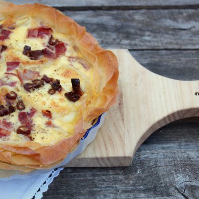 pastel de pasta philo con rulo de cabra, beicon y dátiles