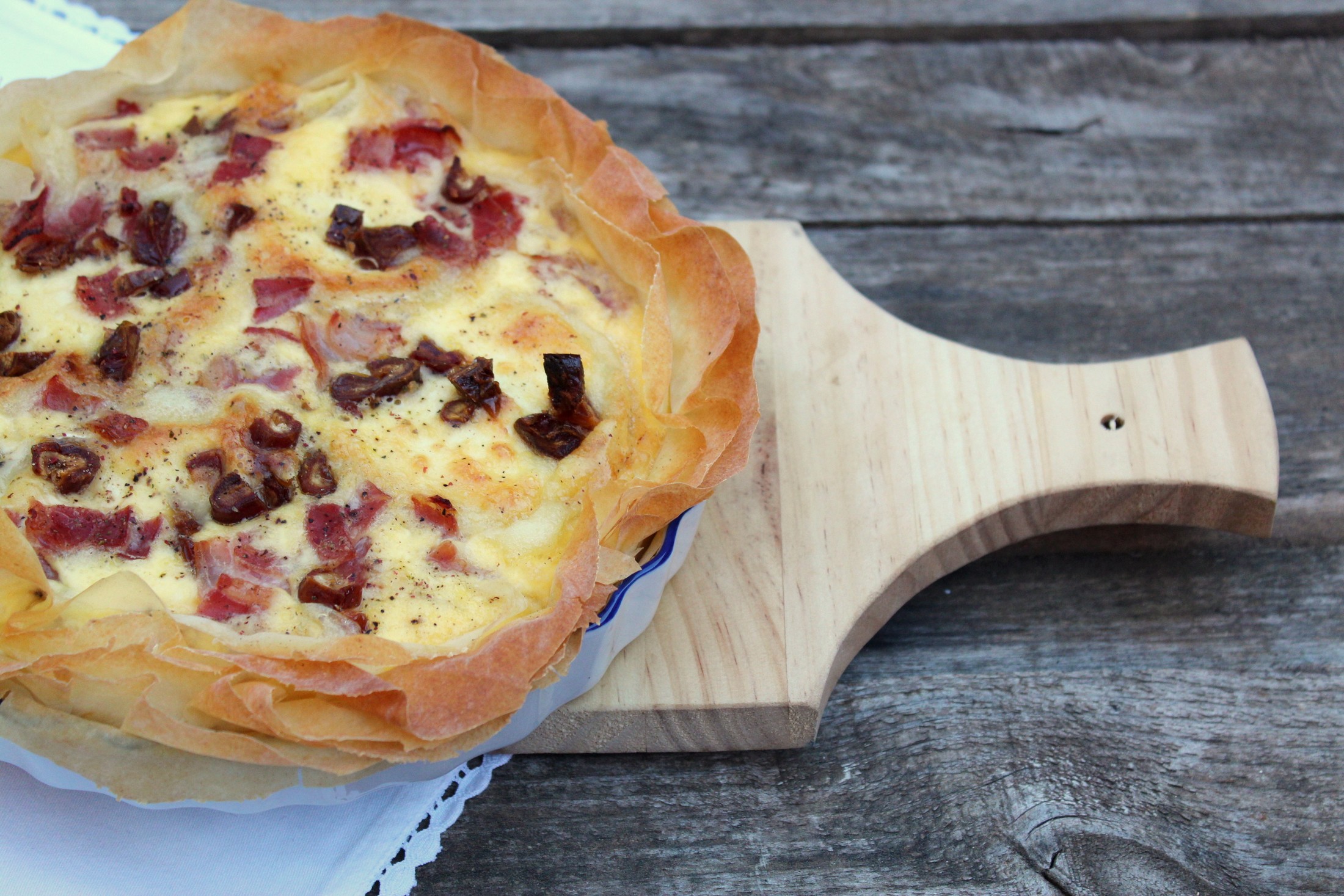 pastel de pasta philo con rulo de cabra, beicon y dátiles