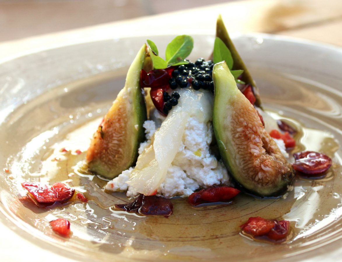 Ensalada de higos, requesón y bacalao ahumado